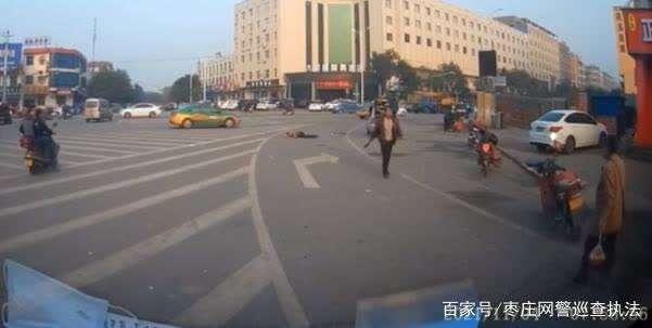 男子街头持刀行凶,被过路司机开车撞倒制服!警方通报休闲区蓝鸢梦想 - Www.slyday.coM 男子街头持刀行凶,被过路司机开车撞倒制服!警方通报休闲区蓝鸢梦想 - Www.slyday.coM