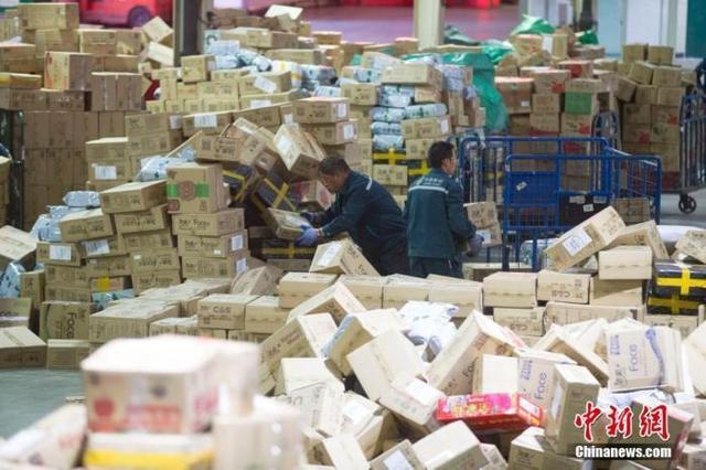 资料图:邮政物流工作人员正在分拣快递。张云 摄