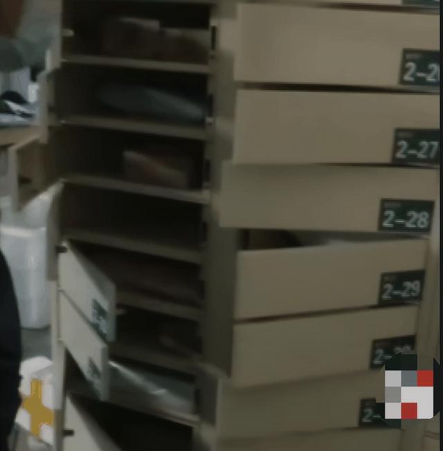 承包整个快递柜?杭州女子双十一取快递惊呆保安 网友:这都买了啥?发布者回应休闲区蓝鸢梦想 - Www.slyday.coM 承包整个快递柜?杭州女子双十一取快递惊呆保安 网友:这都买了啥?发布者回应休闲区蓝鸢梦想 - Www.slyday.coM