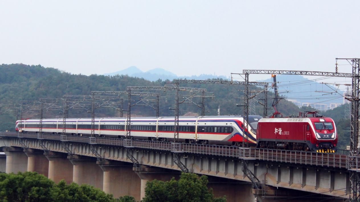 中国复兴号高铁进入了老挝!越南看后悔青肠子：不该选择日本