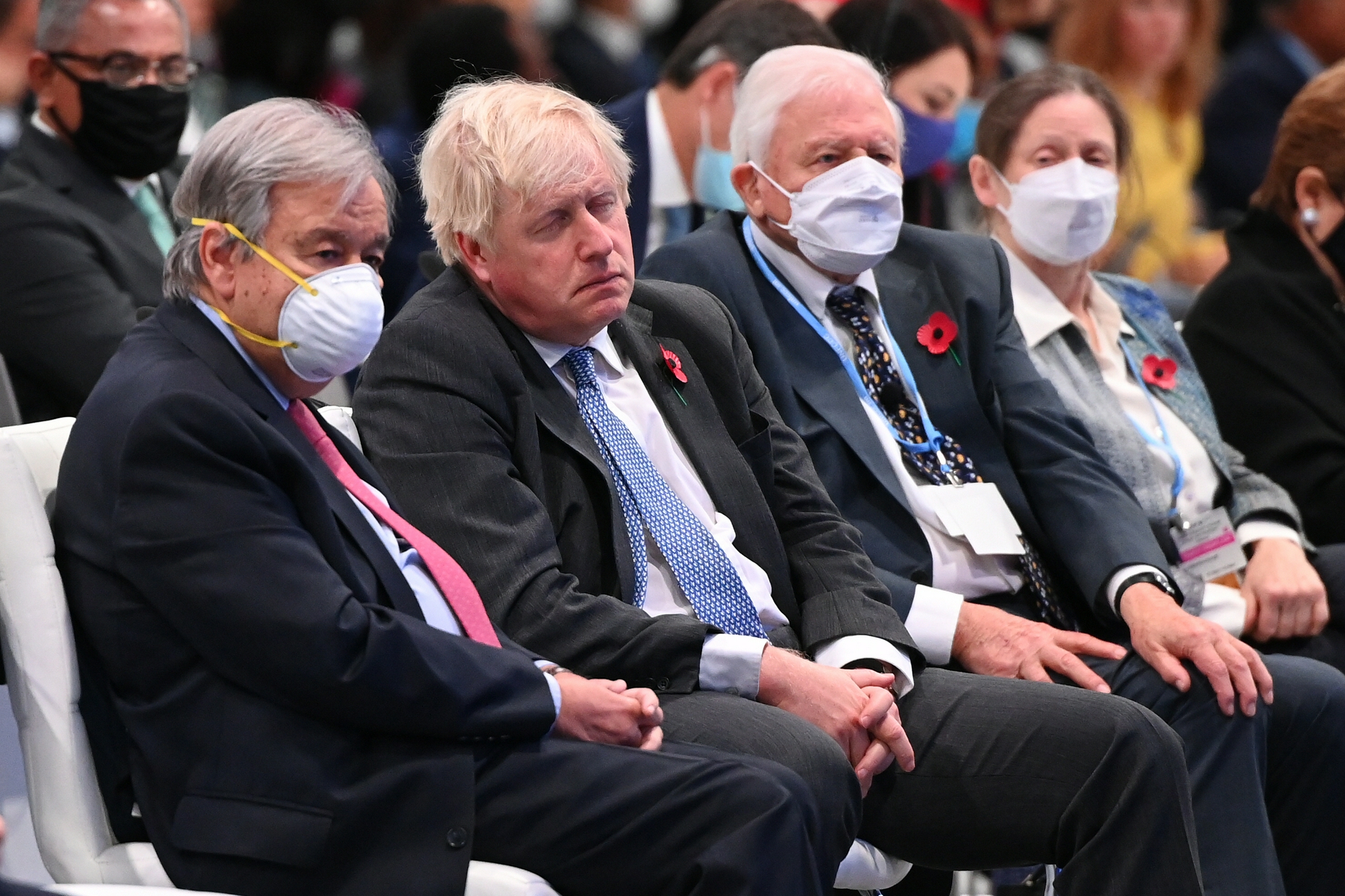 《卫报》称之为本次大会的“标志性画面”——在重要的开幕式上，东道国首相（左二）未戴口罩“似乎睡着了”，显得“鹤立鸡群” 图自视觉中国