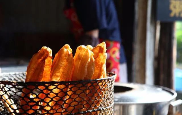 油条口感酥软是因为加了“洗衣粉”,是真的吗?油条到底能不能吃休闲区蓝鸢梦想 - Www.slyday.coM 油条口感酥软是因为加了“洗衣粉”,是真的吗?油条到底能不能吃休闲区蓝鸢梦想 - Www.slyday.coM