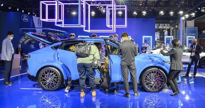 进博直击｜汽车展区：飞行汽车和媲美超跑的超级电动皮卡来了