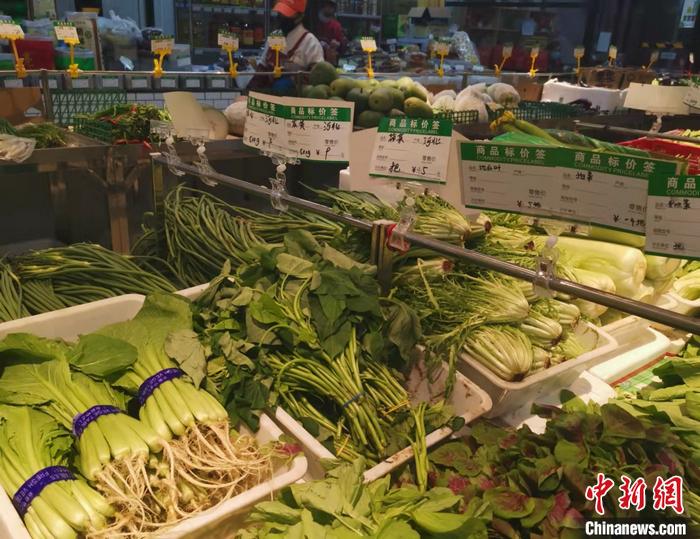 北京西城区某菜市场的蔬菜区. 中新网记者 谢艺观 摄