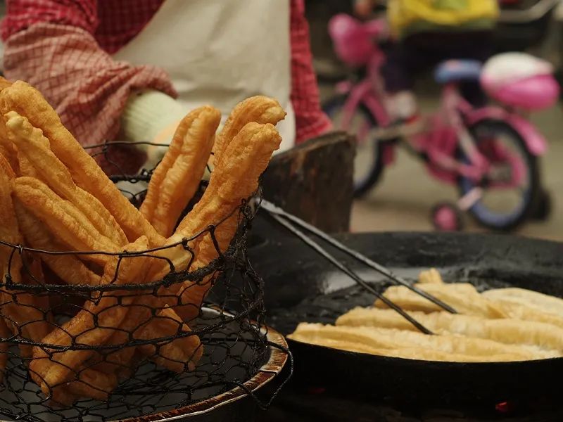 油条口感酥软是因为加了“洗衣粉”,是真的吗?油条到底能不能吃休闲区蓝鸢梦想 - Www.slyday.coM 油条口感酥软是因为加了“洗衣粉”,是真的吗?油条到底能不能吃休闲区蓝鸢梦想 - Www.slyday.coM