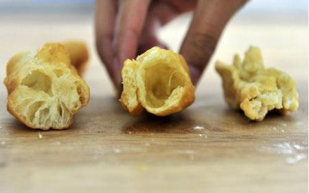 油条口感酥软是因为加了“洗衣粉”,是真的吗?油条到底能不能吃休闲区蓝鸢梦想 - Www.slyday.coM 油条口感酥软是因为加了“洗衣粉”,是真的吗?油条到底能不能吃休闲区蓝鸢梦想 - Www.slyday.coM