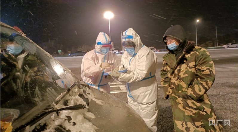 致敬风雪中的一线抗疫工作者