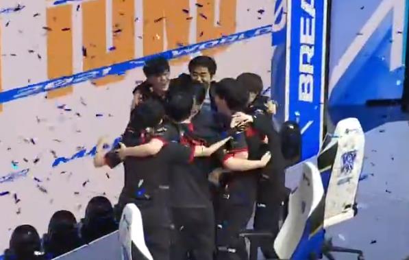 《英雄联盟》S11总决赛,EDG惊险3:2战胜DK夺LPL第三座S赛冠军休闲区蓝鸢梦想 - Www.slyday.coM 《英雄联盟》S11总决赛,EDG惊险3:2战胜DK夺LPL第三座S赛冠军休闲区蓝鸢梦想 - Www.slyday.coM