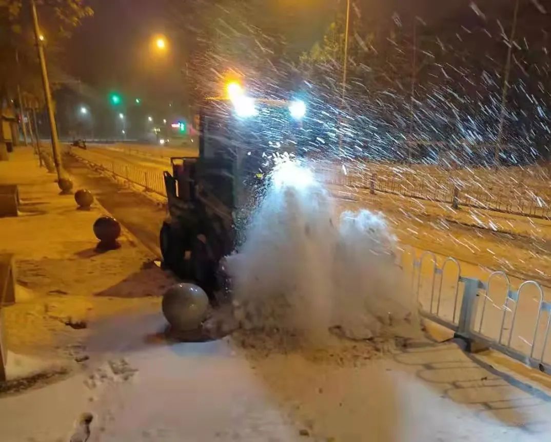 ▲11月6日夜，环卫作业车辆给道路铲冰除雪。北京环卫集团供图