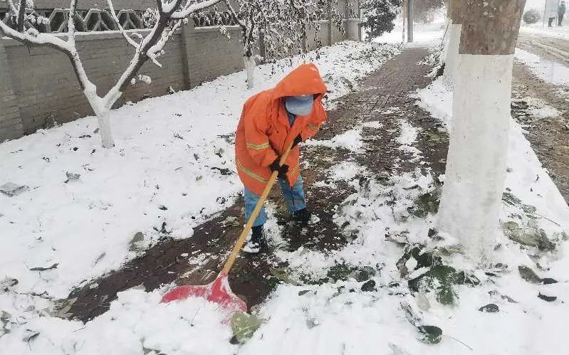 ▲环卫人员开展推雪作业。北京环卫集团供图