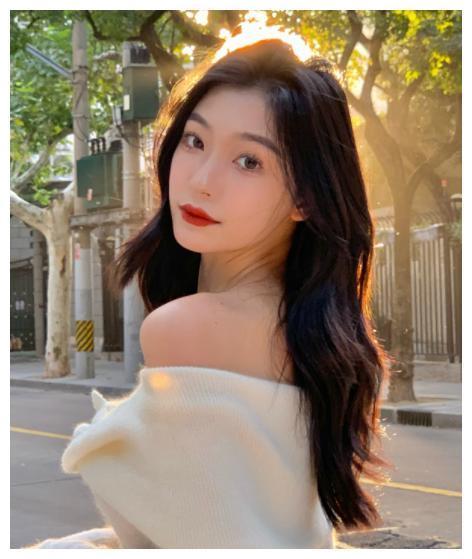 井川里予挑战美国街头少女妆，抹胸带感，网友却说：这是<a href=