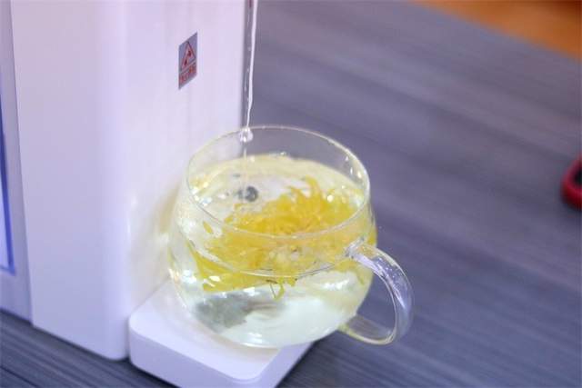 随时就能喝到热水的完美方案——桌面上的即热饮水机