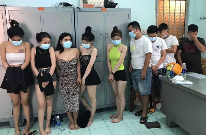 9人因聚众吸毒被越南警方逮捕，其中1人确诊新冠