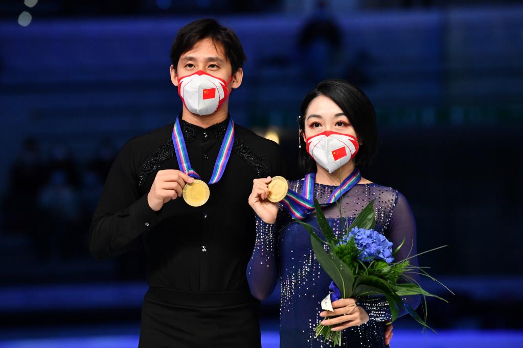 Sui Wenjing (R)/Han Cong of China pose after the Pairs medal ceremony of the International Skating Union's (ISU) Grand Prix of Figure Skating in Turin, Italy, on Nov. 7, 2021. (Xinhua/Jin Mamengni)