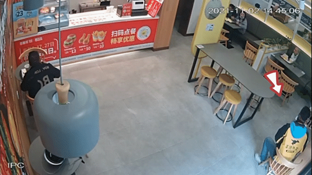 送餐途中,江苏无锡这位外卖小哥顺手灭了场火休闲区蓝鸢梦想 - Www.slyday.coM 送餐途中,江苏无锡这位外卖小哥顺手灭了场火休闲区蓝鸢梦想 - Www.slyday.coM