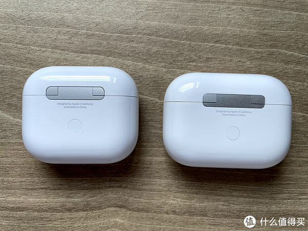 盒子的区别可以用两个字概括:airpods3 高,窄(如图左为airpods3,右为