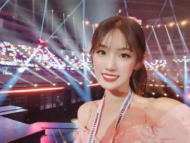 EDG夺冠,这个翻译小姐姐也火了!中英韩三语无缝切换,圈粉大批网友休闲区蓝鸢梦想 - Www.slyday.coM EDG夺冠,这个翻译小姐姐也火了!中英韩三语无缝切换,圈粉大批网友休闲区蓝鸢梦想 - Www.slyday.coM