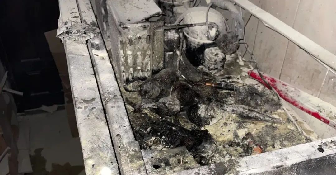 送餐途中,江苏无锡这位外卖小哥顺手灭了场火休闲区蓝鸢梦想 - Www.slyday.coM 送餐途中,江苏无锡这位外卖小哥顺手灭了场火休闲区蓝鸢梦想 - Www.slyday.coM