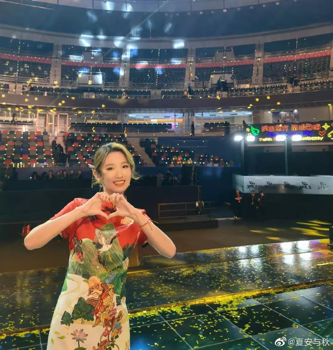 EDG夺冠,这个翻译小姐姐也火了!中英韩三语无缝切换,圈粉大批网友休闲区蓝鸢梦想 - Www.slyday.coM EDG夺冠,这个翻译小姐姐也火了!中英韩三语无缝切换,圈粉大批网友休闲区蓝鸢梦想 - Www.slyday.coM