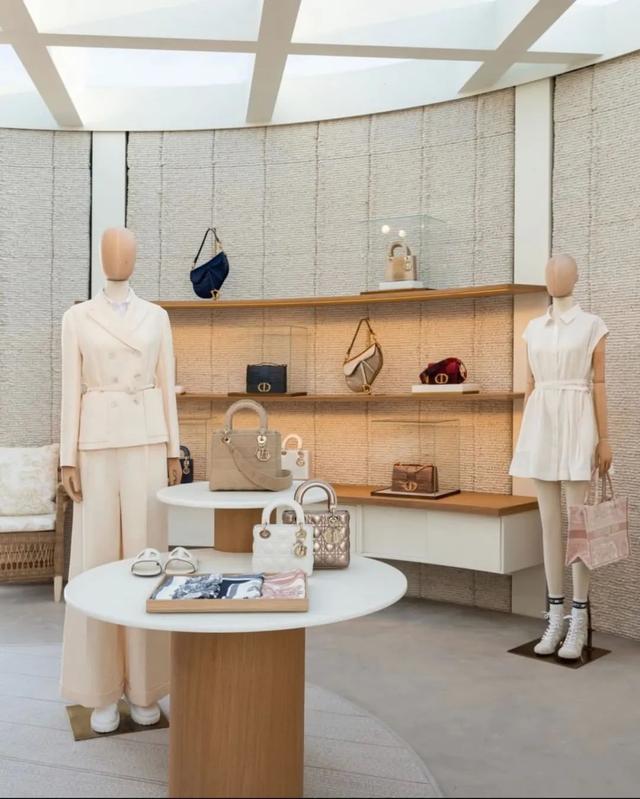 则陈列著 maria grazia chiuri 所设计的 dioriviera 系列及 dior