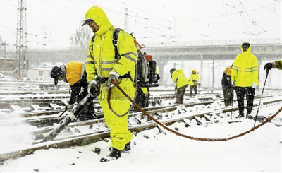 昨天，铁路天津工务段工作人员对车站岔区、易冻害设备等加强清雪检查。