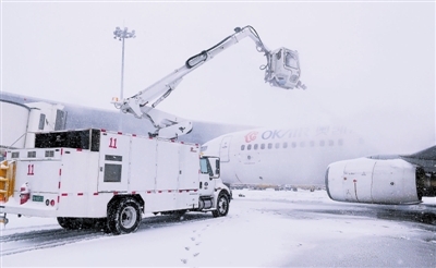 昨天，天津滨海机场及时启动除冰雪作业。