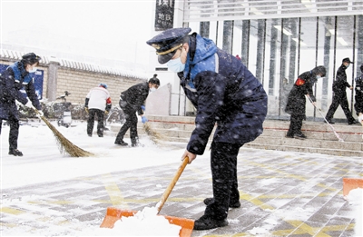 昨天，地铁工作人员做好车站出入口清雪工作，保障乘客安全出行。