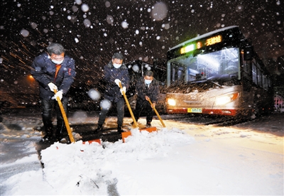 昨天，公交职工清理站区积雪，保障乘客顺畅出行。