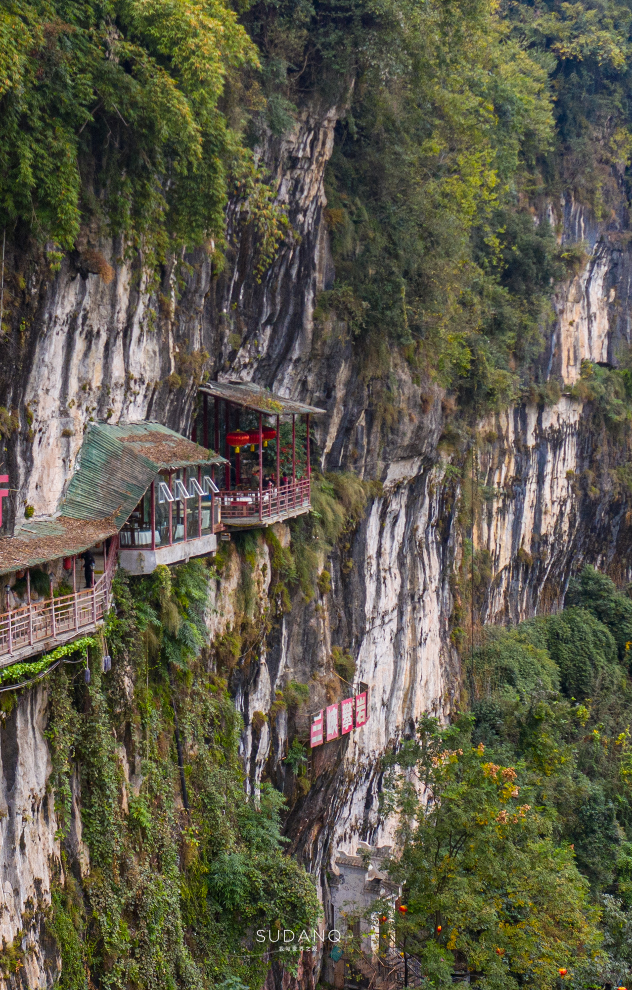 世界最美悬崖餐厅，知道在中国哪里吗？-搜狐旅游