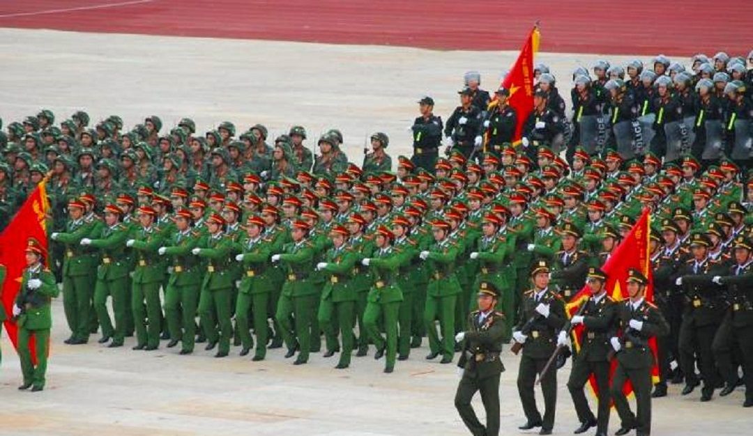 军队经商恶果凸显,越南海军穿皮鞋射击,女军官挎着LV外出访问
