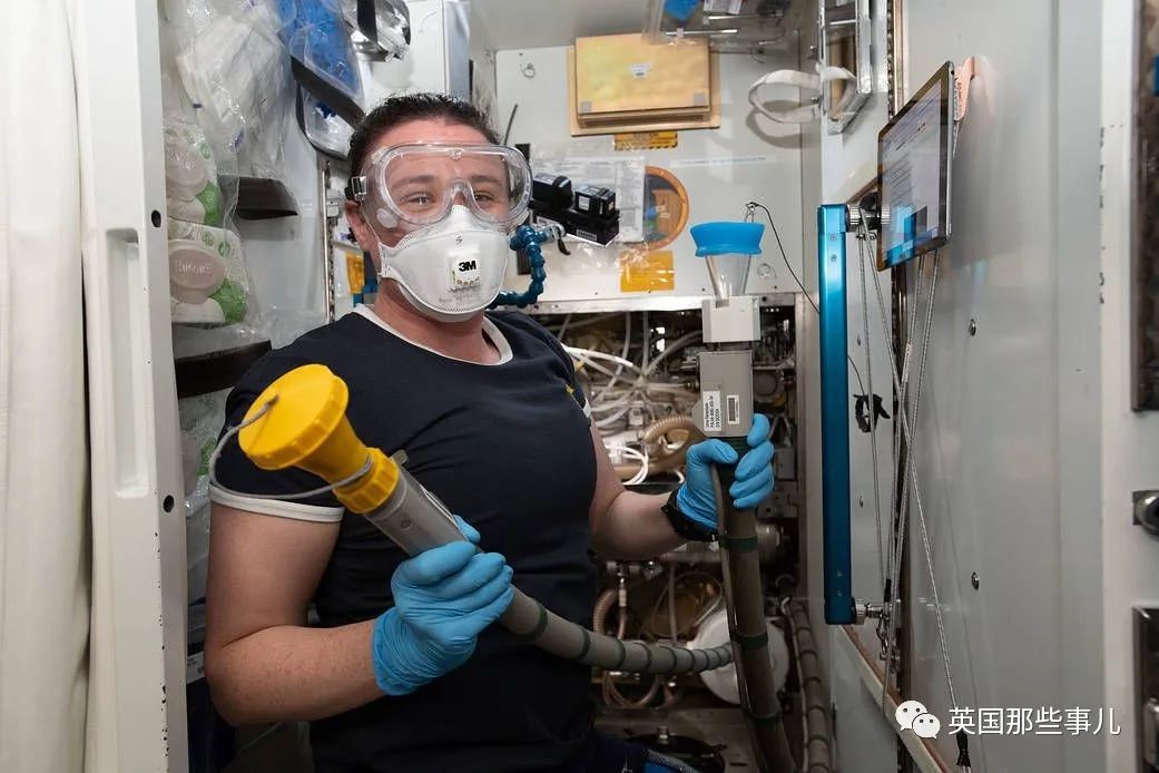 SpaceX宇航员被迫穿纸尿裤返回地球,因为飞船厕所漏了?!休闲区蓝鸢梦想 - Www.slyday.coM SpaceX宇航员被迫穿纸尿裤返回地球,因为飞船厕所漏了?!休闲区蓝鸢梦想 - Www.slyday.coM