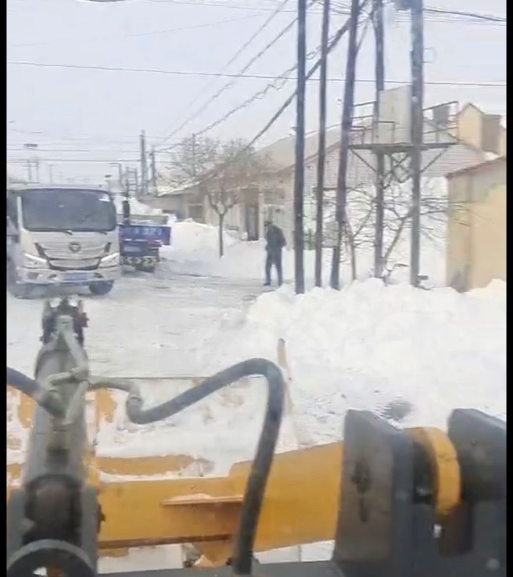 11月9日上午，科尔沁区红星街道帮统村清雪工作还在继续。受访者供图