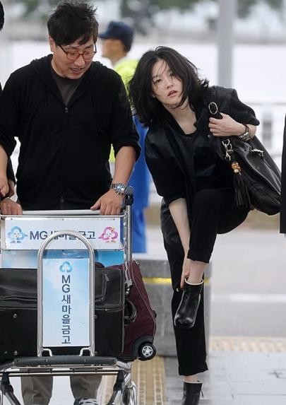 李英爱素颜太抗打,50岁皮肤细腻无皱纹,与大8岁老公同行似父女 李英爱素颜太抗打,50岁皮肤细腻无皱纹,与大8岁老公同行似父女