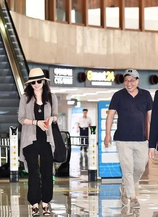 李英爱素颜太抗打,50岁皮肤细腻无皱纹,与大8岁老公同行似父女 李英爱素颜太抗打,50岁皮肤细腻无皱纹,与大8岁老公同行似父女