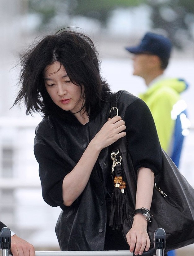 李英爱素颜太抗打，50岁皮肤细腻无皱纹，与大8岁老公同行似父女