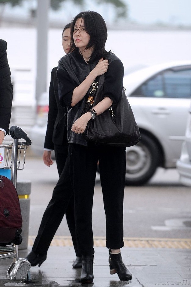 李英爱素颜太抗打,50岁皮肤细腻无皱纹,与大8岁老公同行似父女 李英爱素颜太抗打,50岁皮肤细腻无皱纹,与大8岁老公同行似父女