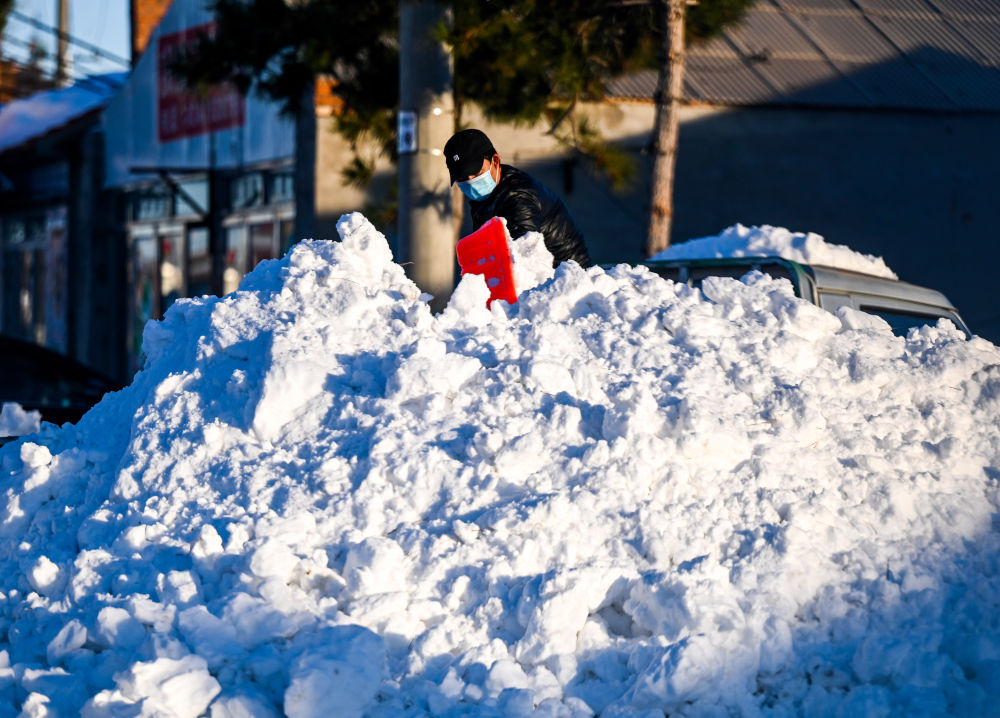  ↑11月10日，在内蒙古通辽市开鲁县，当地群众清理积雪。