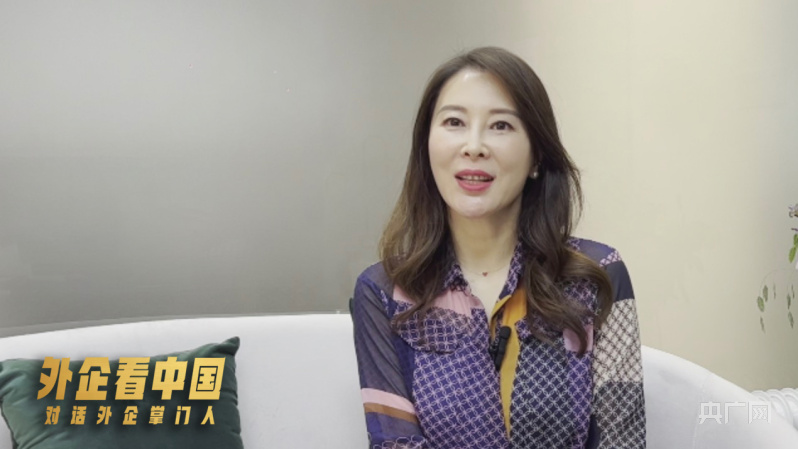 △卡骆驰中国区总经理奚筱磊接受总台记者专访