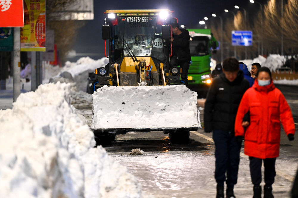  ↑11月10日，在内蒙古通辽市，作业车辆清理城区路面积雪。