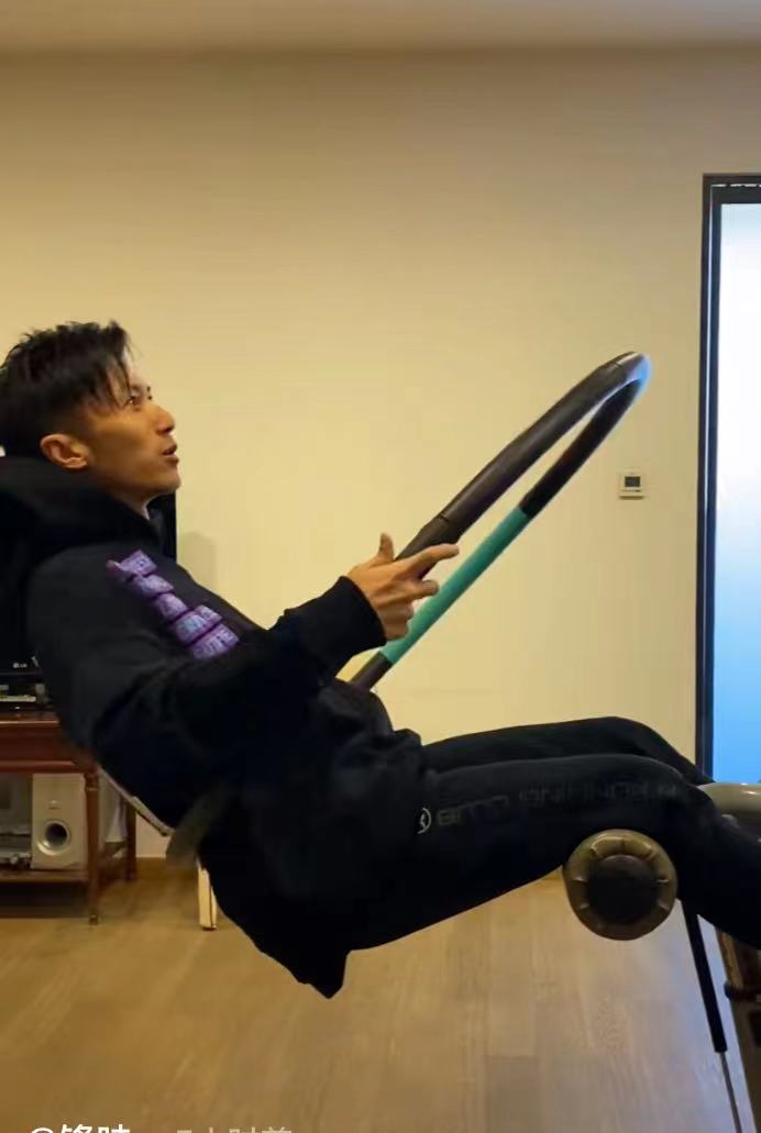 谢霆锋秀悬空呼啦圈，《点赞！达人秀》的达人黄海木可能有危机了