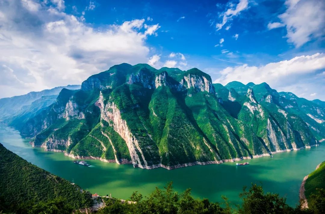我心疑是天边的巫山十二峰,飞进您家的屏风里边"很多到过三峡的