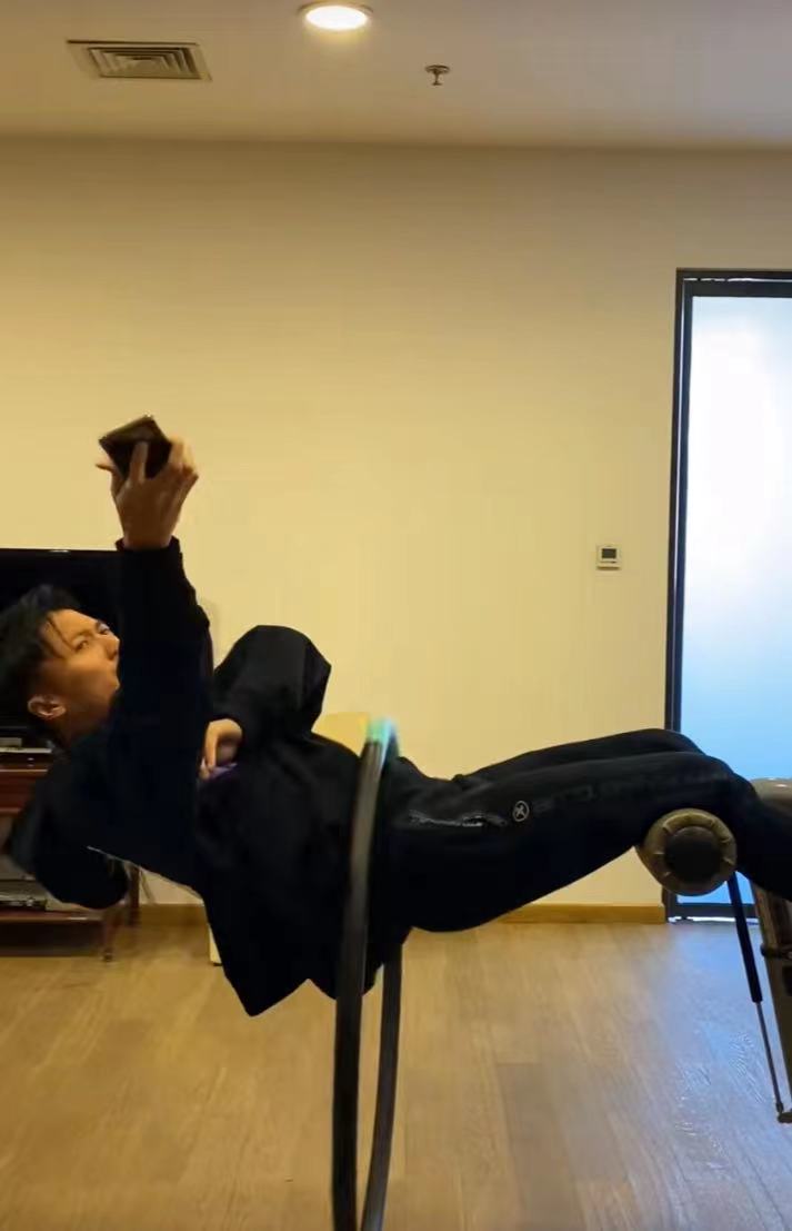 谢霆锋秀悬空呼啦圈，《点赞！达人秀》的达人黄海木可能有危机了