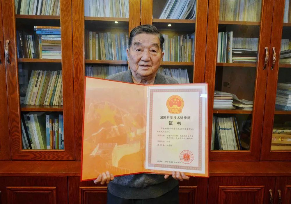 ▲11月4日，王其昌在展示他获得的国家科学技术进步奖一等奖证书