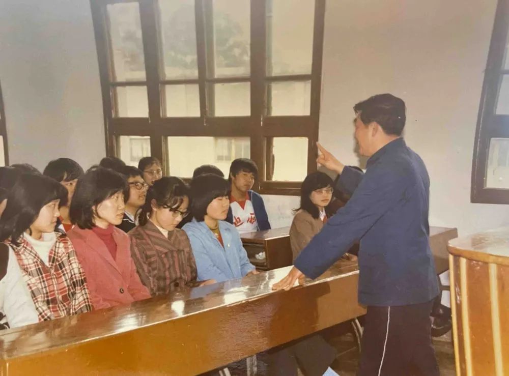 ▲20世纪80年代末，王其昌在给学生上课（资料照片）