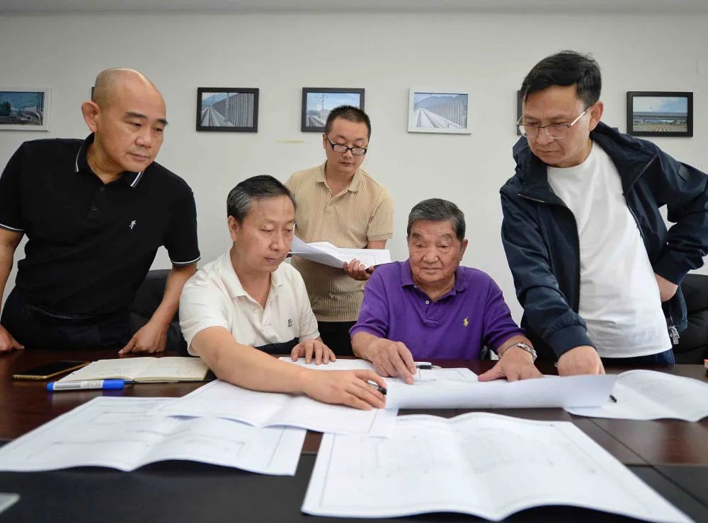 ▲9月15日，王其昌（右二）与团队成员讨论方案
