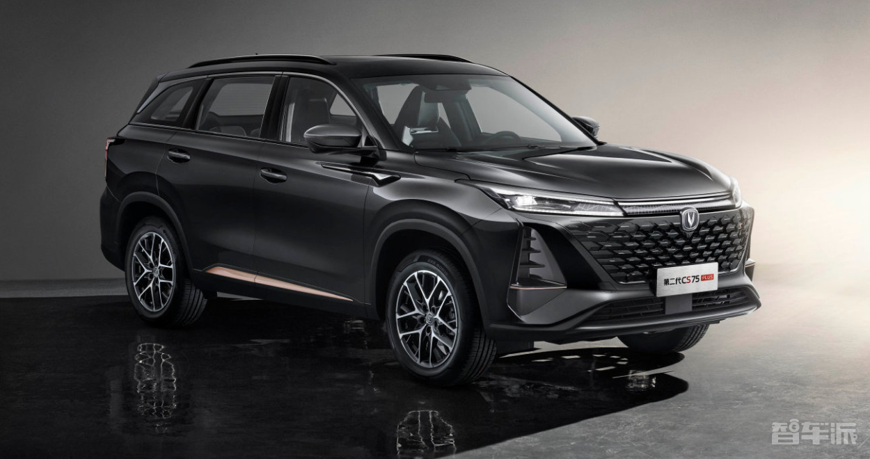 第二代长安CS75PLUS官图发布 外观升级 提供两种前脸