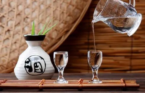 同样是烈酒,为啥伏特加能火遍全世界,而白酒只有中国人喝? 同样是烈酒,为啥伏特加能火遍全世界,而白酒只有中国人喝?