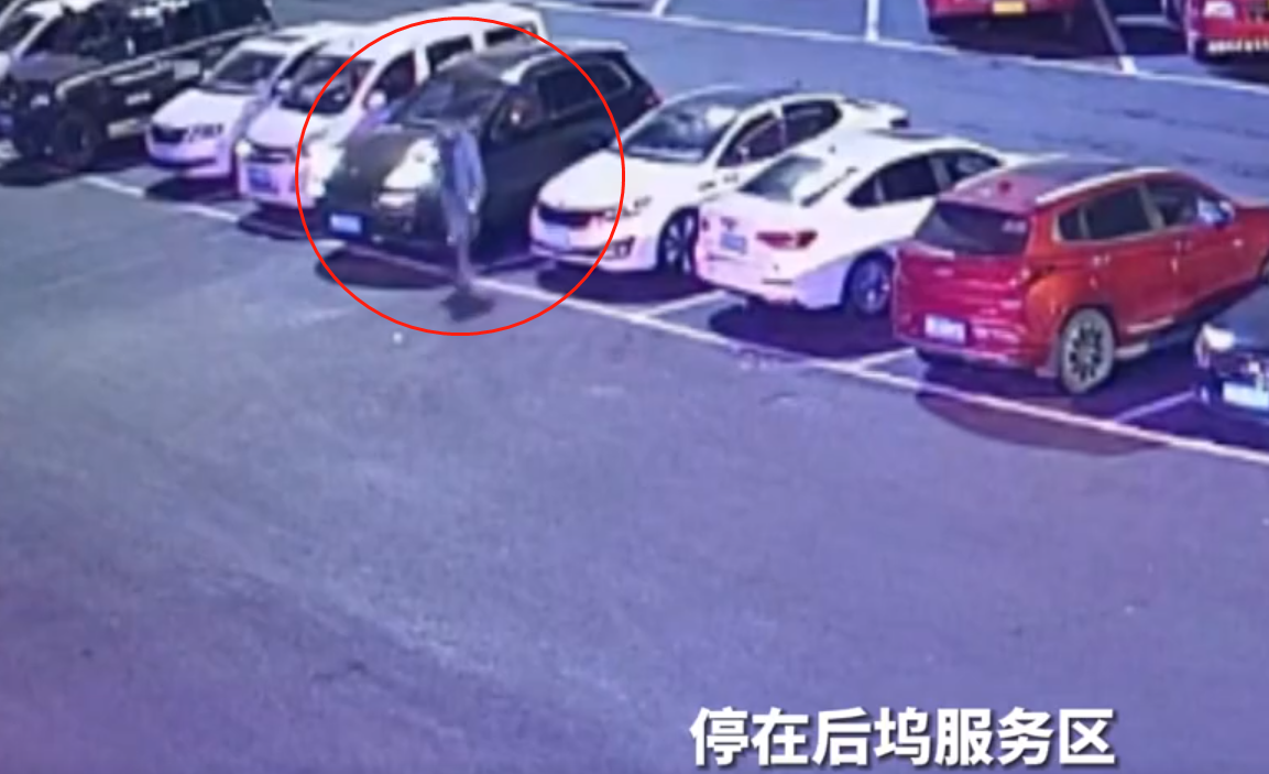 东风驾驶员在高速服务区,误将他人保时捷开走!网友:这也能看错休闲区蓝鸢梦想 - Www.slyday.coM 东风驾驶员在高速服务区,误将他人保时捷开走!网友:这也能看错休闲区蓝鸢梦想 - Www.slyday.coM