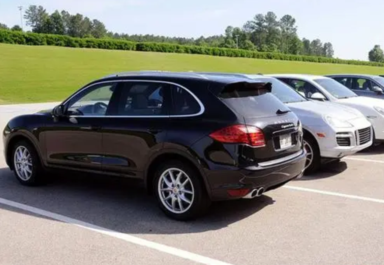 东风驾驶员在高速服务区,误将他人保时捷开走!网友:这也能看错休闲区蓝鸢梦想 - Www.slyday.coM 东风驾驶员在高速服务区,误将他人保时捷开走!网友:这也能看错休闲区蓝鸢梦想 - Www.slyday.coM