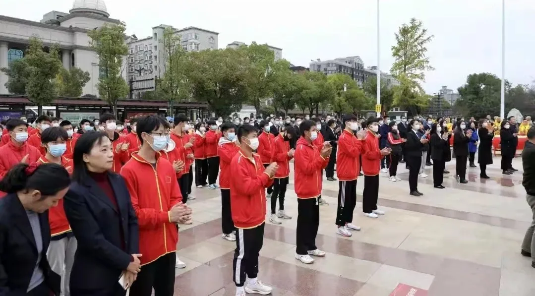 襄阳市东京奥运健儿奖赠仪式在南湖广场举行